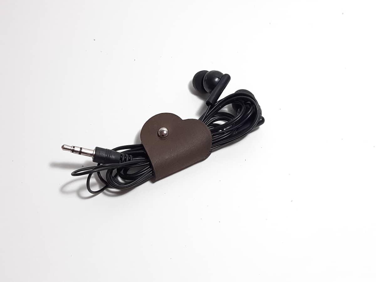 attache chargeur cuir