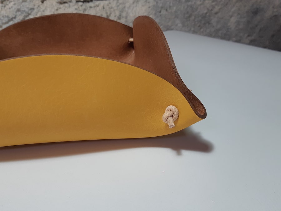 corbeille cuir jaune