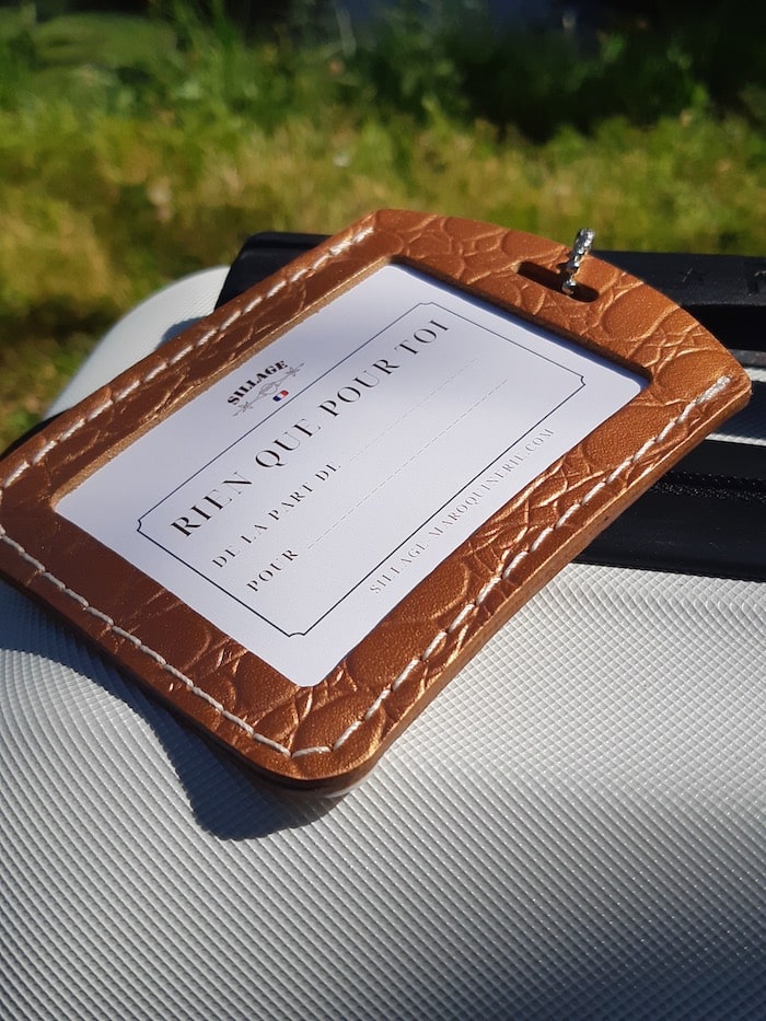 étiquette a bagage en cuir